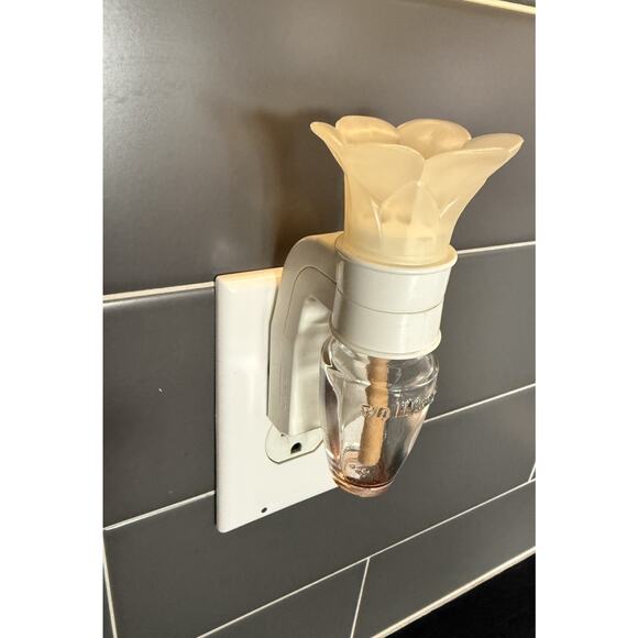 Bath & Body Works Wallflower Plugin Home Fragrance Diffuser Set Of 2 NO Light - Picture 9 of 11